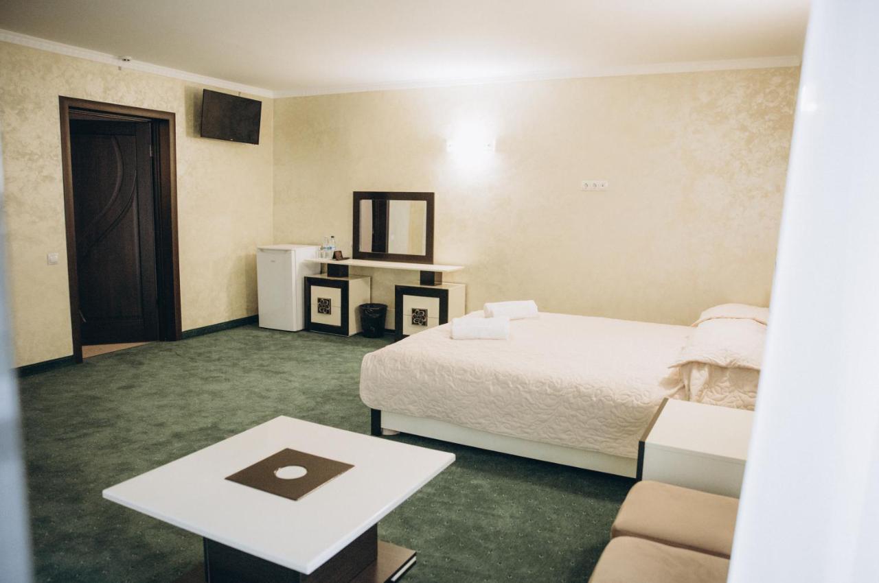 Роляда Hotel Tysmenytsia Eksteriør billede
