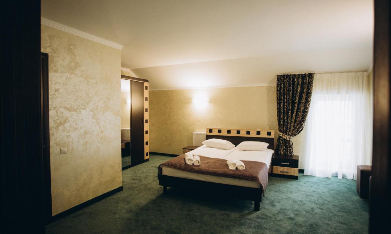 Роляда Hotel Tysmenytsia Eksteriør billede