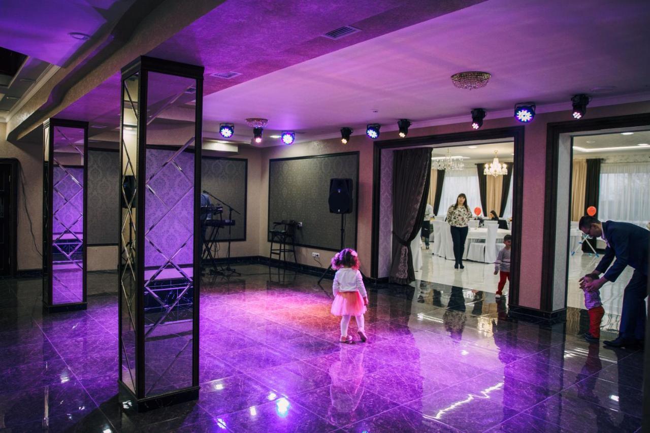Роляда Hotel Tysmenytsia Eksteriør billede