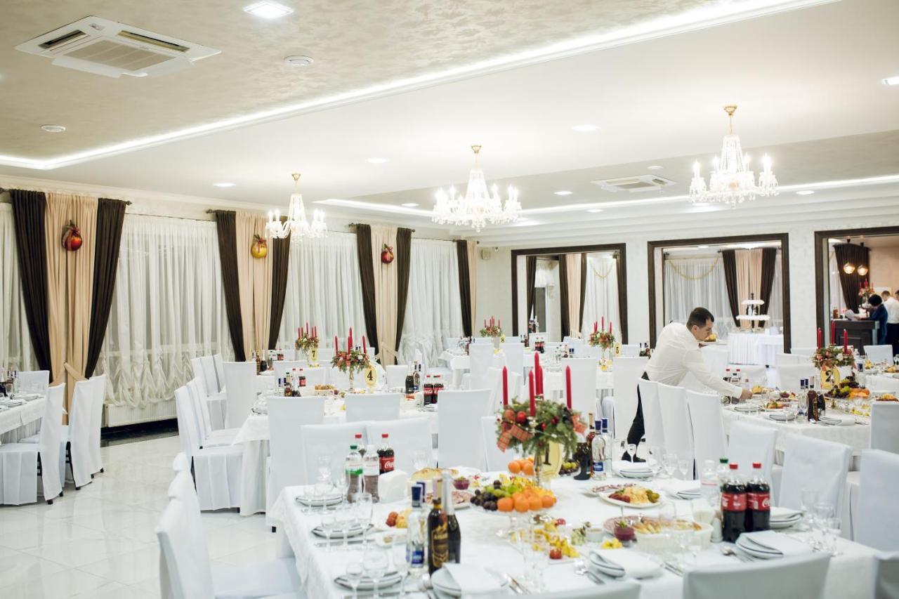 Роляда Hotel Tysmenytsia Eksteriør billede