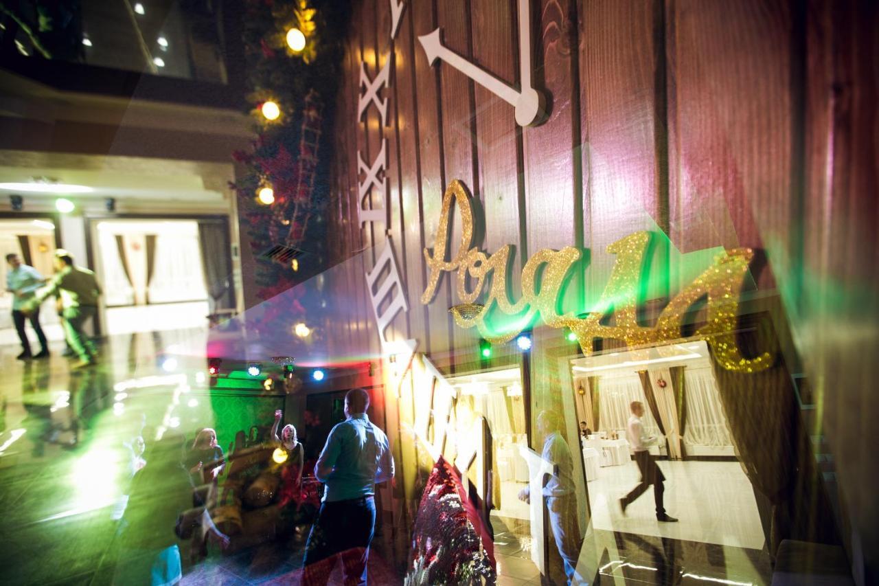 Роляда Hotel Tysmenytsia Eksteriør billede