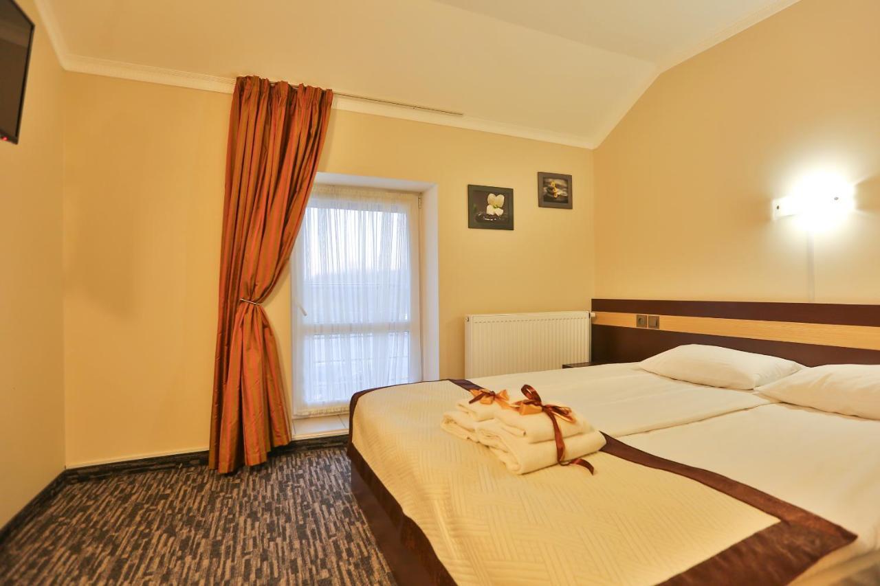 Роляда Hotel Tysmenytsia Eksteriør billede