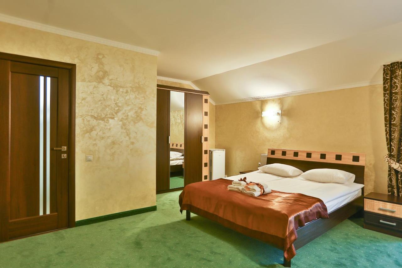Роляда Hotel Tysmenytsia Eksteriør billede