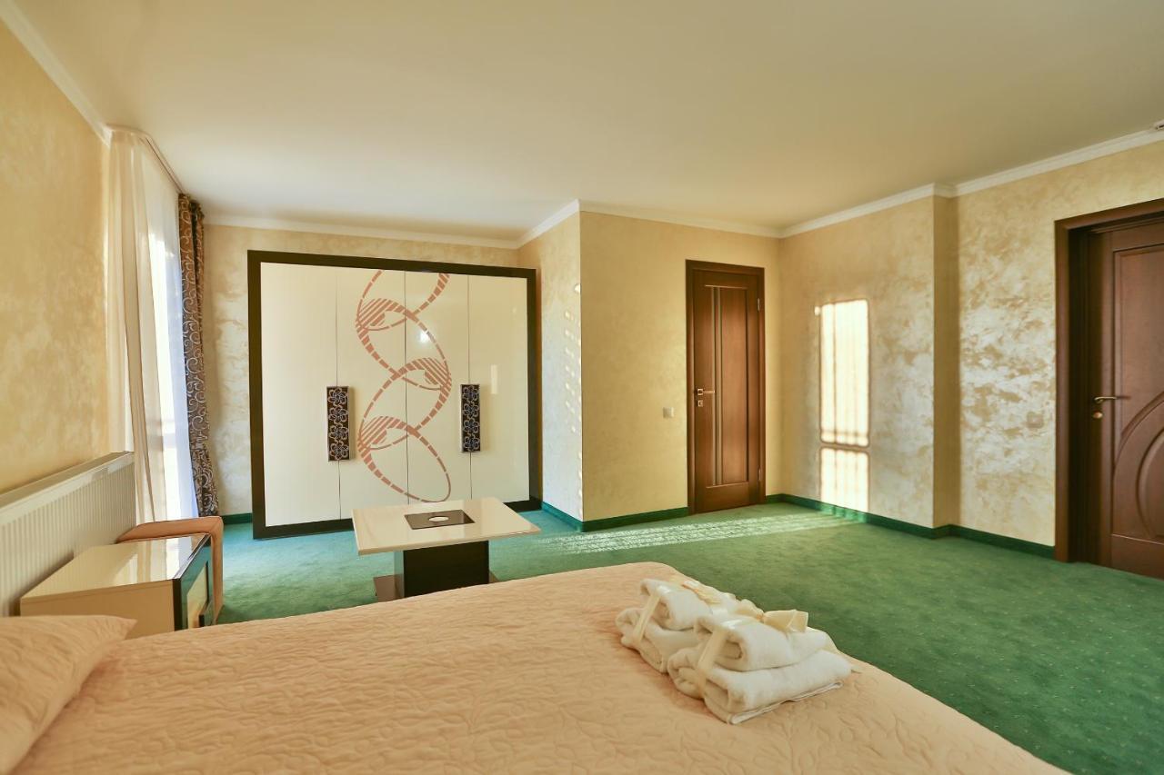 Роляда Hotel Tysmenytsia Eksteriør billede