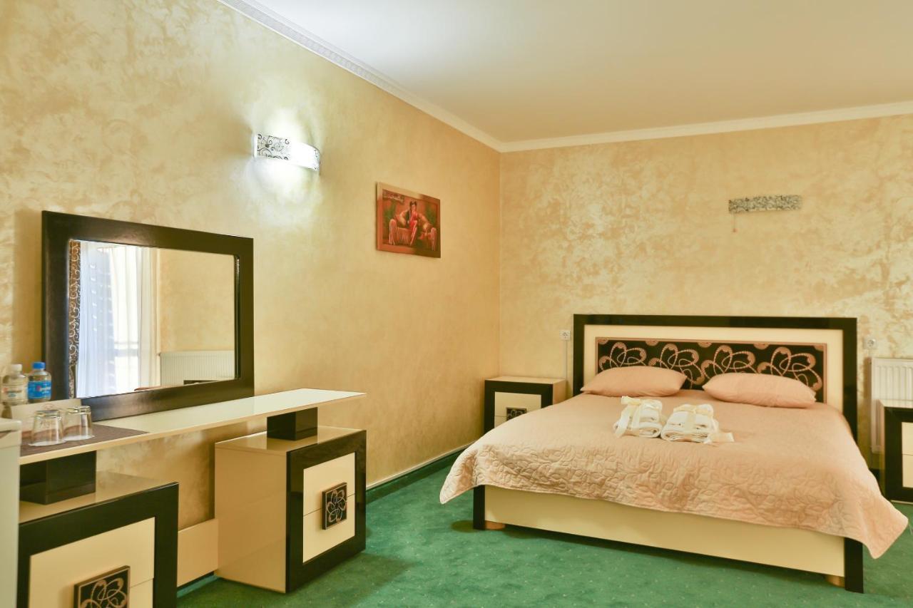 Роляда Hotel Tysmenytsia Eksteriør billede
